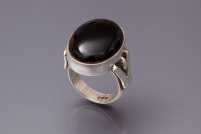Bague en argent sertie d’un onyx cabochon.



Poids...