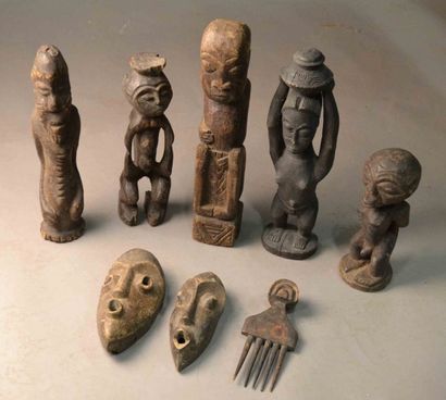 Lot de 5 statuettes, 2 masques et 1 peig...