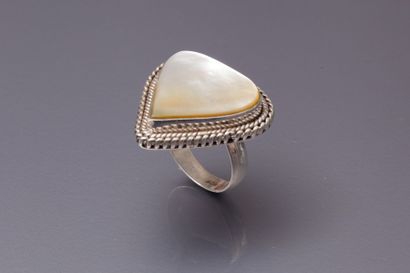 Bague en argent sertie d’une importante nacre...