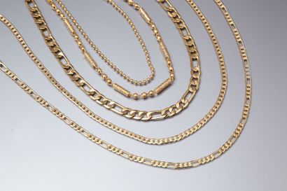 Lot de 5 colliers en plaqué or.