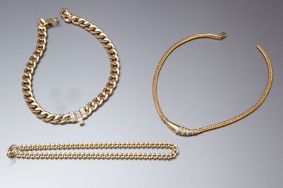 Lot de 3 colliers dont 2 sertis de strass...