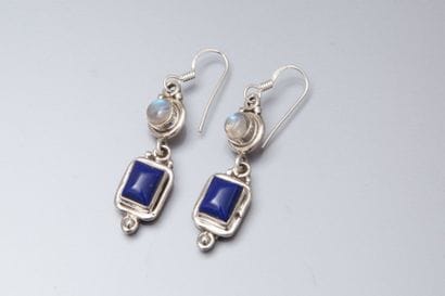 Paire de boucle d'oreilles pendantes serties...
