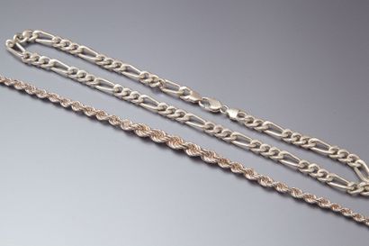 Lot de 2 chaînes en argent.



Poids : 4...