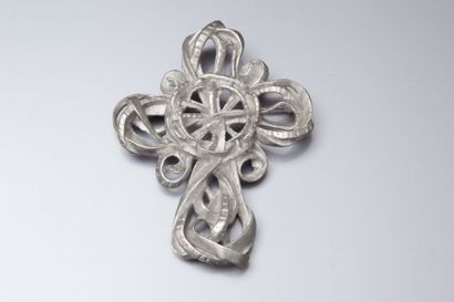Broche signée CHRISTIAN LACROIX stylisant...