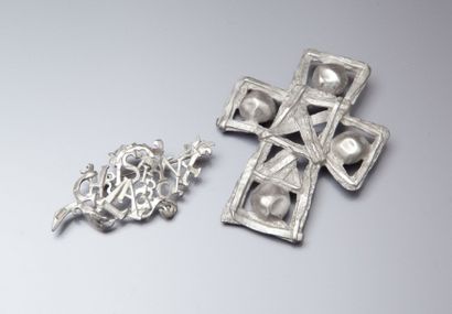 Lot de 2 broches signées CHRISTIAN LACRO...