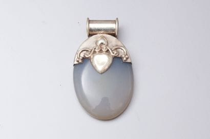 Pendentif en argent serti d'une importante...