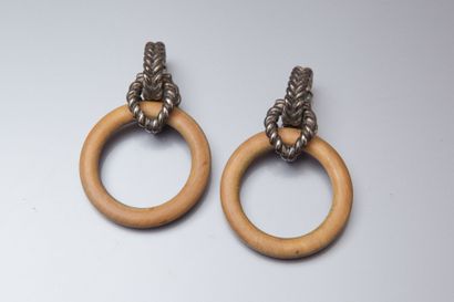 Une paire de boucles d’oreilles clip signées...