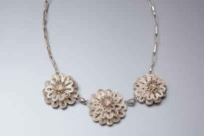 Collier en argent retenant 3 rosaces fil...