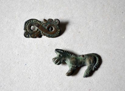 Lot de deux appliques anciennes en bronze



L'une...