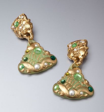 Paire de boucles d’oreilles clips signée...