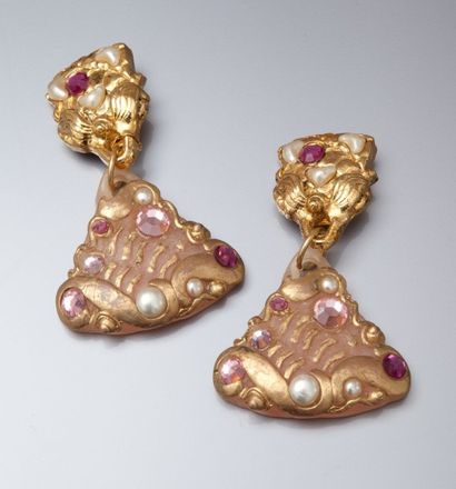 Paire de boucles d’oreilles clips signée...