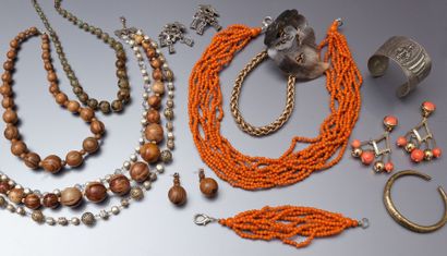 Lot de bijoux fantaisie composé d’une parure...