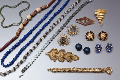 Lot de bijoux fantaisie comprenant : une...