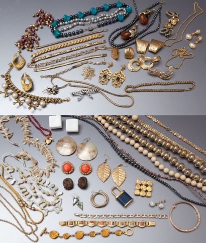 Lot comprenant : 7 bracelets, 4 colliers,...
