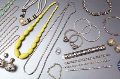 Lot comprenant : 8 bracelets, 2 paires de...