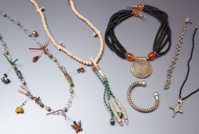 Lot comprenant : 3 colliers ethniques, un...