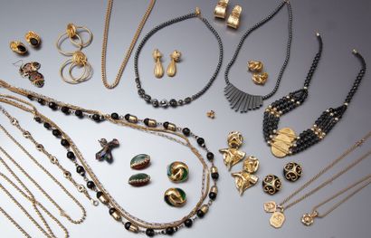 Lot comprenant : 5 colliers, 4 chaînes, 1...