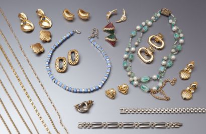 Lot comprenant : 5 chaînes, 2 colliers, 3...