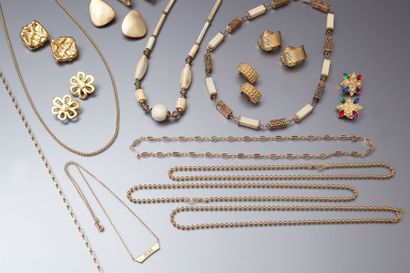 Lot comprenant : 2 colliers, 7 chaînes, 7...