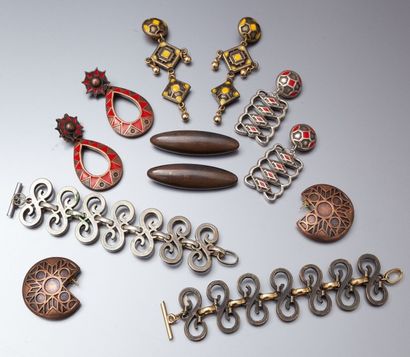 Lot de bijoux de couturiers comprenant :...