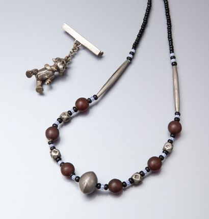 Lot comprenant un collier perles de verre...