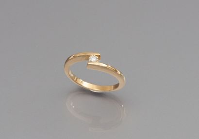 Bague croisée en or jaune 750 millièmes centrée...