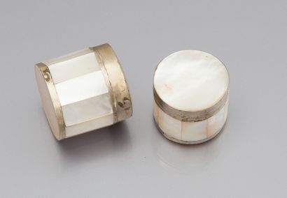 DEUX BOITES à pans en nacre cerclées métal
Vers...