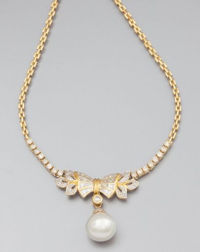 COLLIER en or jaune à mailles géométriques,...