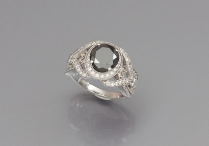 Bague ruban en or gris sertie de diamants...