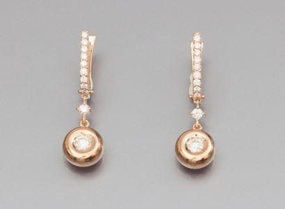 Paire de boucles d'oreilles en or rose serties...