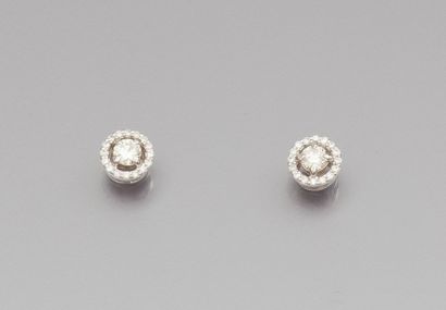 Paire de puces d'oreilles en or gris serties...