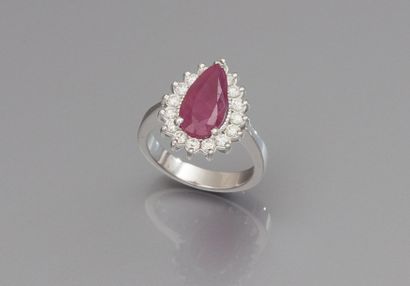 Bague en or gris serie d'un rubis taillé...