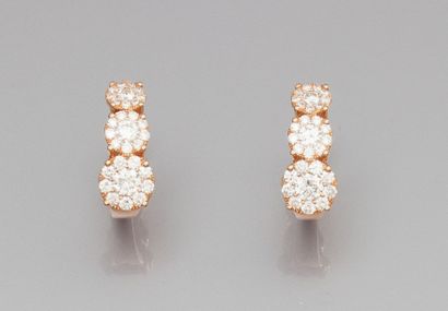 Paire de boucles d'oreilles en or rose ornées...