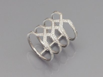 Large Bague en or gris sertie de lignes géométriques...
