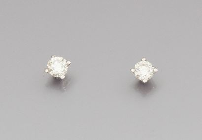 Paire de puces d'oreilles en or gris serties...