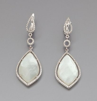 Paire de pendants d'oreilles en or gris sertie...