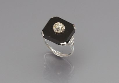 Bague en or gris , 750 MM, ornée d'un onyx...