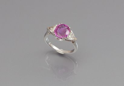 Bague en or gris sertie un saphir rose pesant...