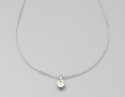 Chaine en or gris ornée d'un diamant rond...