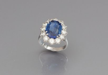 Bague en or gris ornée d'un saphir pesant...