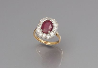 Bague deux ors centrée d'un rubis ovale pesant...