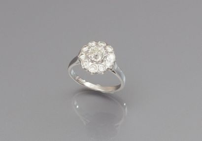 Bague florale en or gris centrée d'un diamant...
