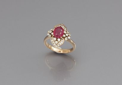 Bague en or jaune 14 K centrée d'un rubis...