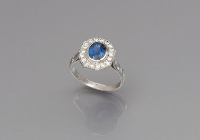 Bague en or gris centrée d'un saphir ovale...