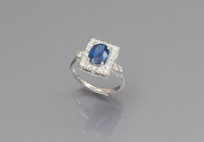 Bague en or gris centrée d'un saphir ovale...