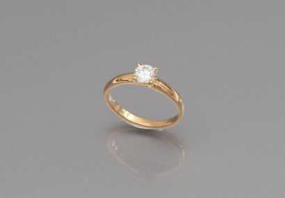 Bague solitaire en or jaune sertie d'un diamant...