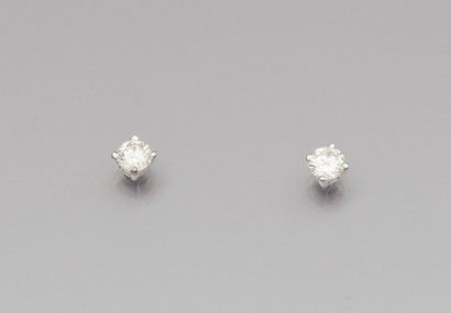 Paire de puces d'oreilles en or gris serties...