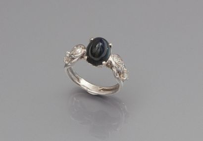 Bague en platine sertie d'un saphir suiffé...