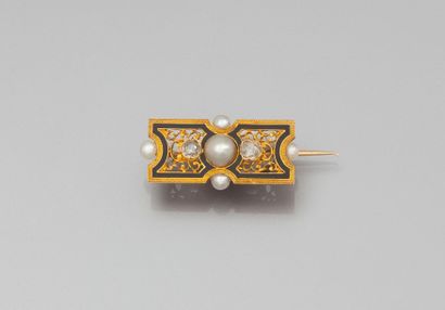 Broche en or jaune ajouré et émail noir,...