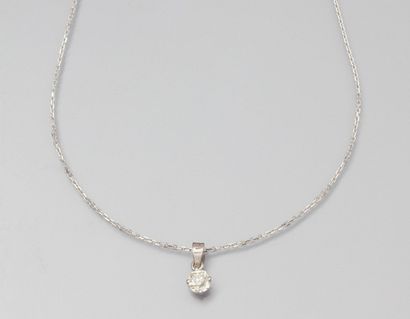 Chaine en or gris jointant un diamant rond...